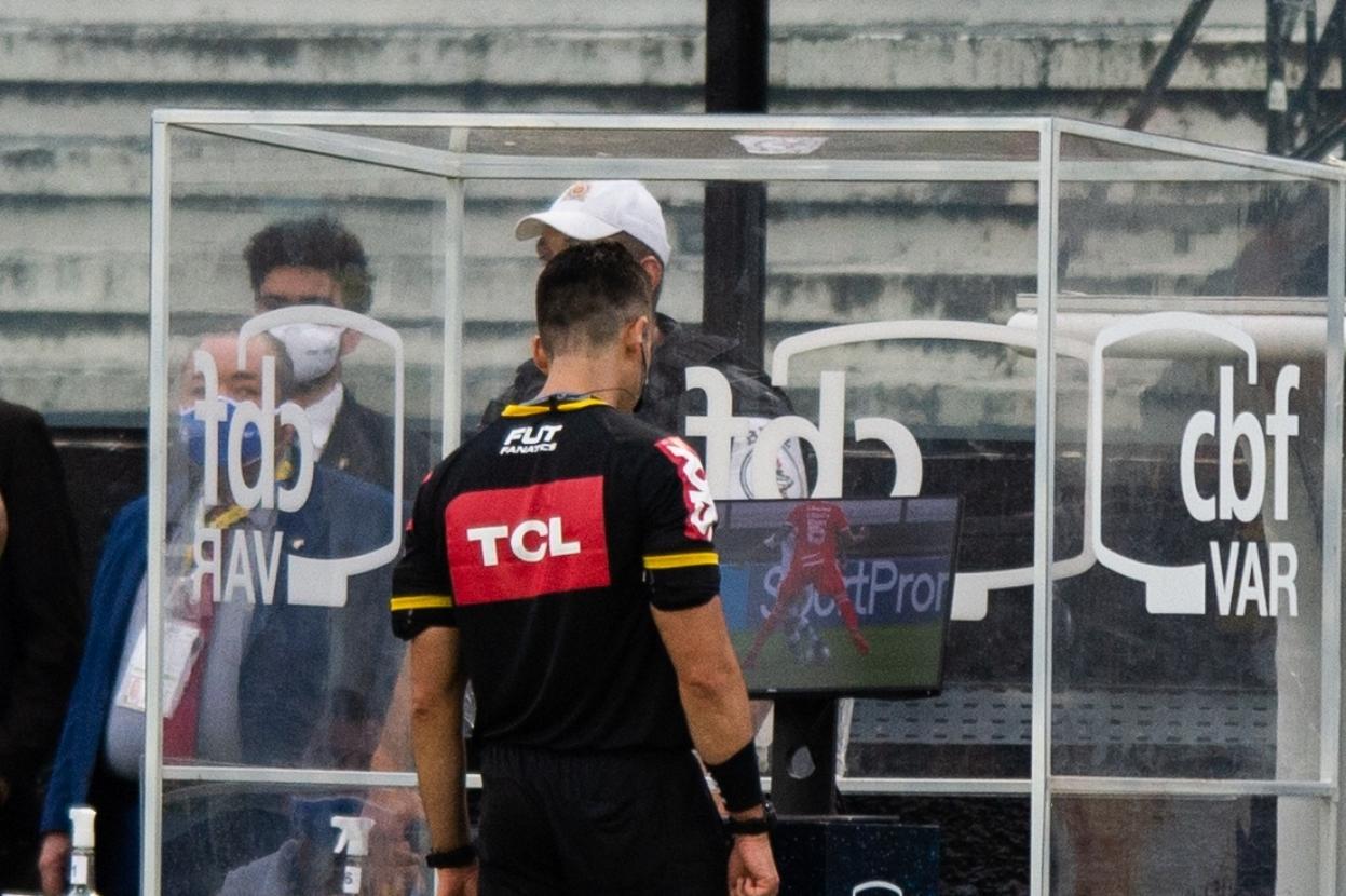 Na Espanha, jornal AS trata pane do VAR como escândalo