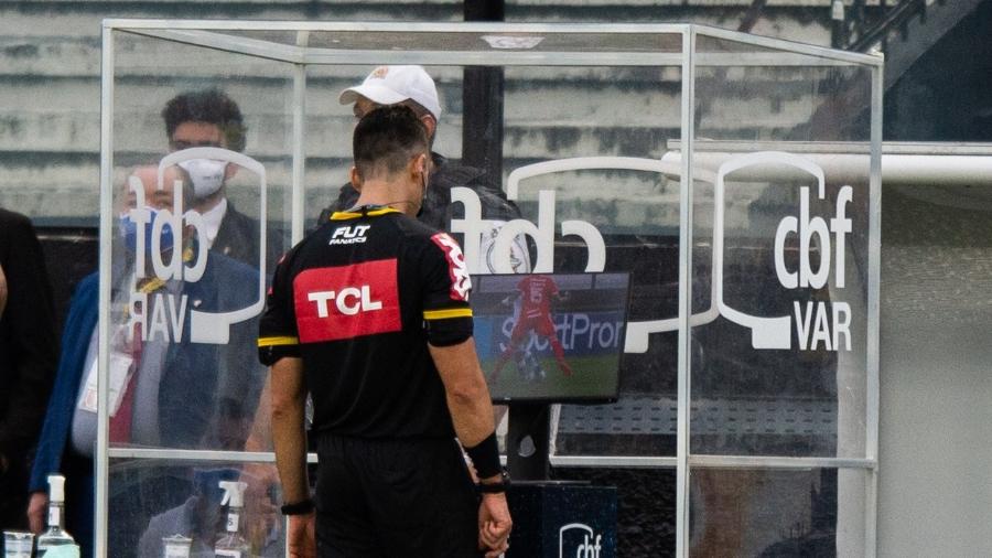 VAR pede para que Vasco TV retire câmera do local onde ocorreu lance polêmico
