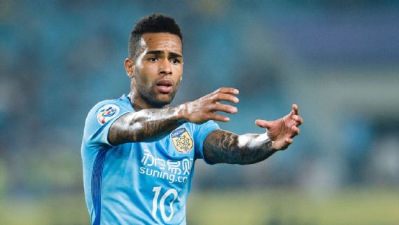 Clube de Alex Teixeira e Éder, especulados no Vasco, encerra atividades e jogadores ficam livres no mercado