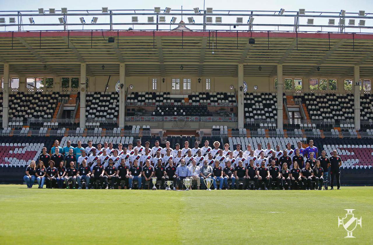 Após temporada histórica, elenco do sub-20 posa para foto oficial com os troféus conquistados