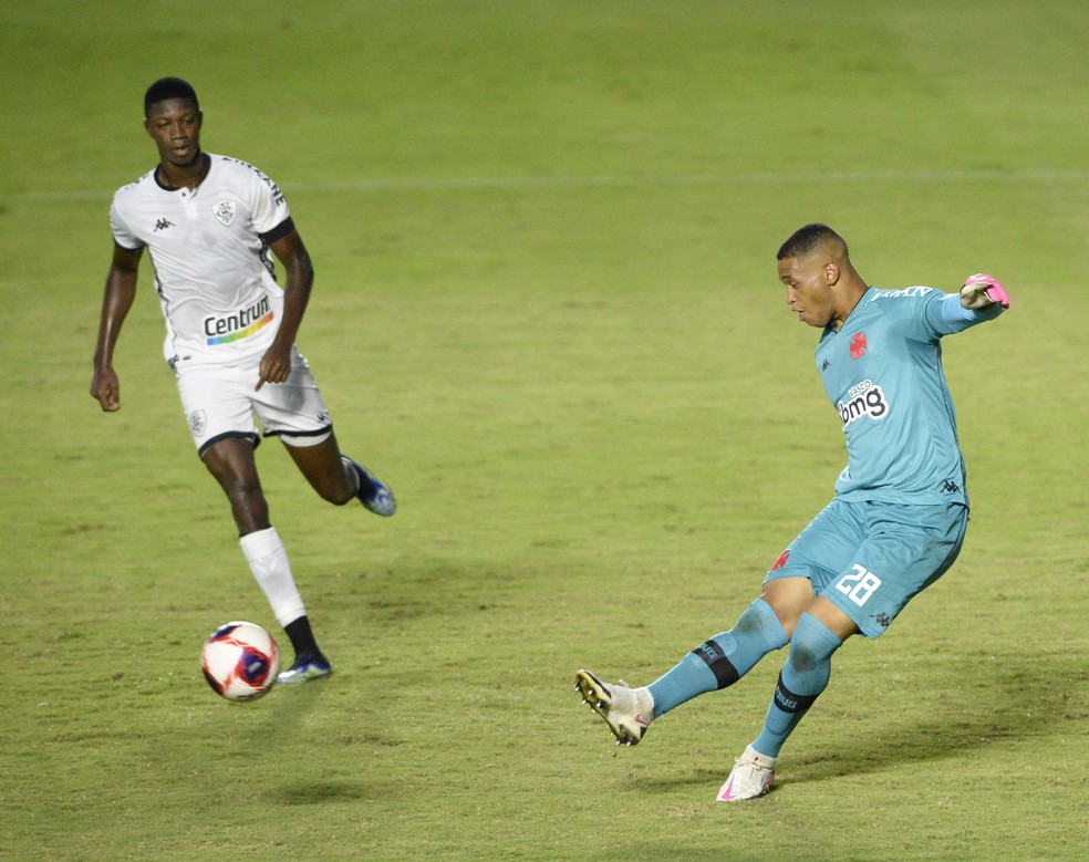 Vasco adota cautela na busca por novo goleiro, enquanto Lucão ganha sequência na equipe