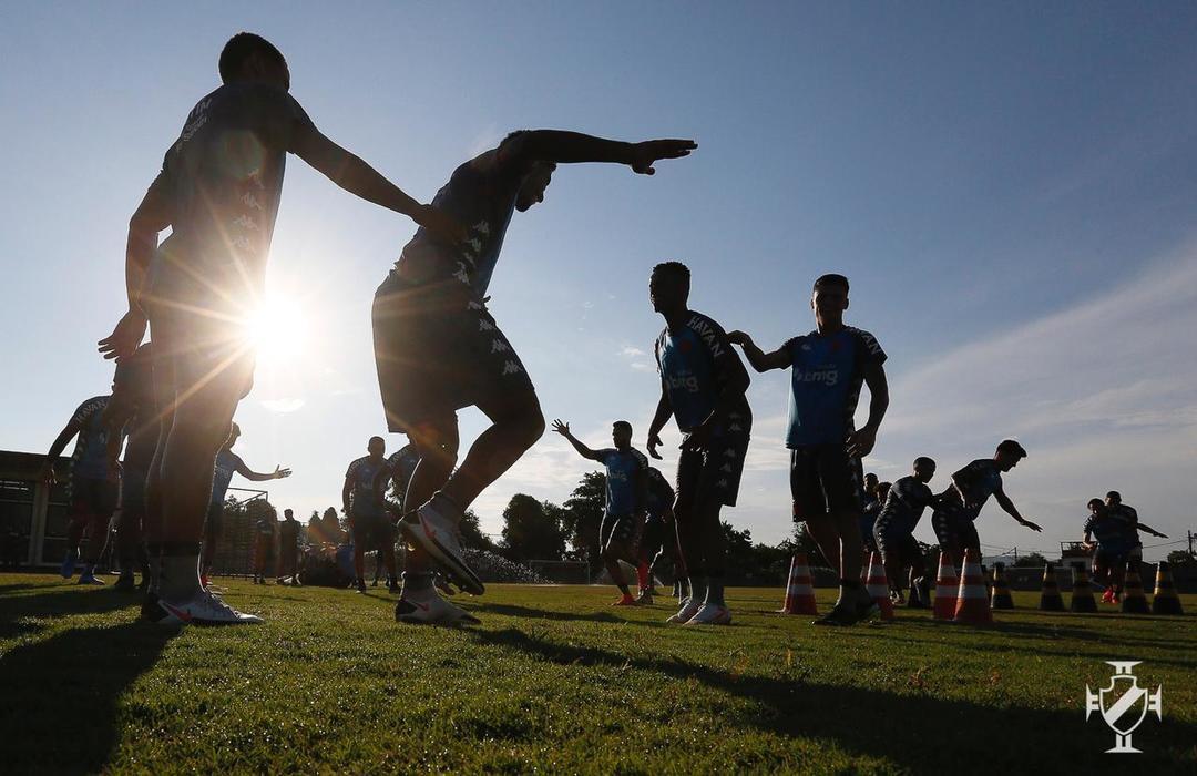 Entre chegadas e saídas, Vasco segue reformulando o departamento de futebol e reduzindo folha salarial