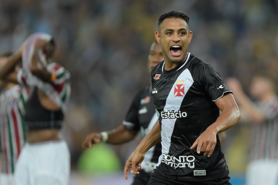 Vasco pretende negociar Werley, entretanto alto salário do zagueiro pode dificultar a saída