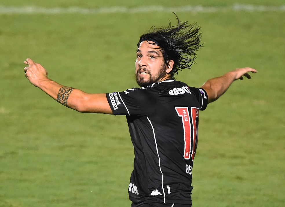 Vasco negocia com São Paulo compensação financeira e jogador em troca por Benítez