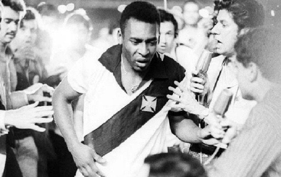 Torcedor assumido do Vasco, Pelé recebe título de sócio honorário do clube