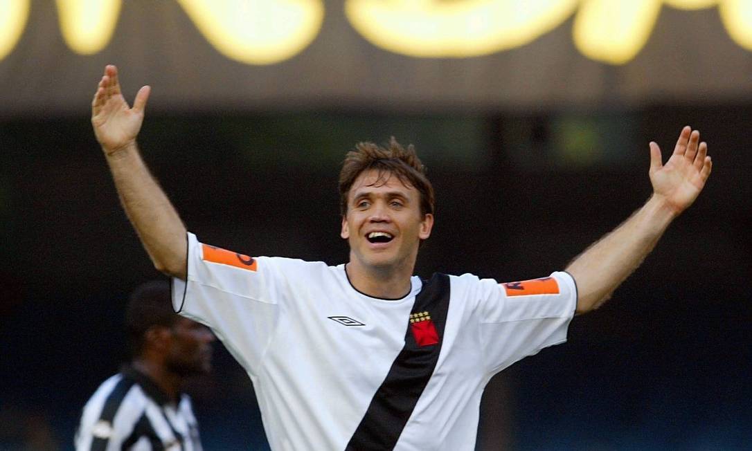 Ex-jogador de Vasco e Fluminense, Petkovic exalta calor da torcida do Cruzmaltino: ”Jogar em São Januário era diferente de jogar no Maracanã”