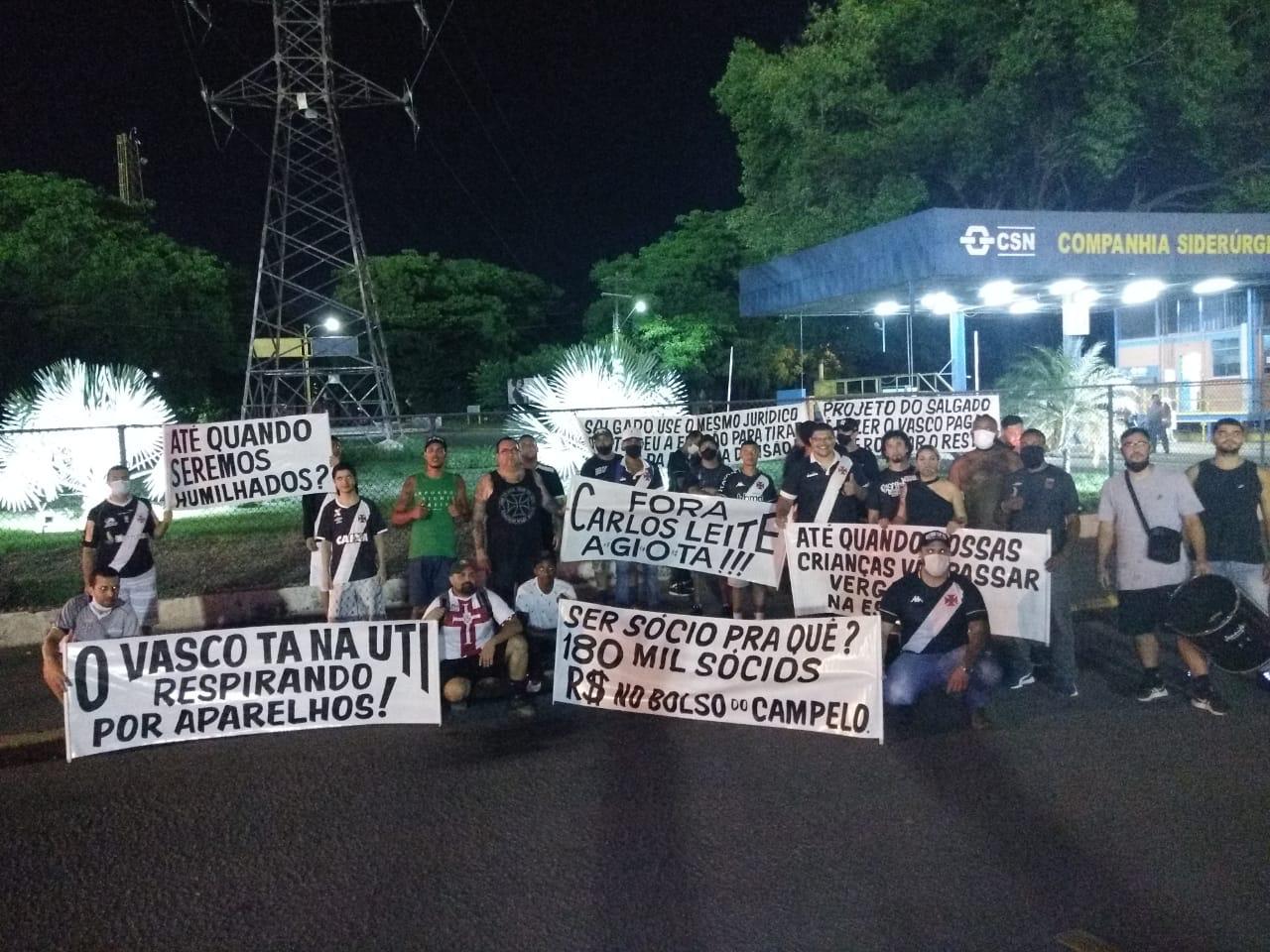 Em Volta Redonda, torcida vascaína faz protesto antes do jogo