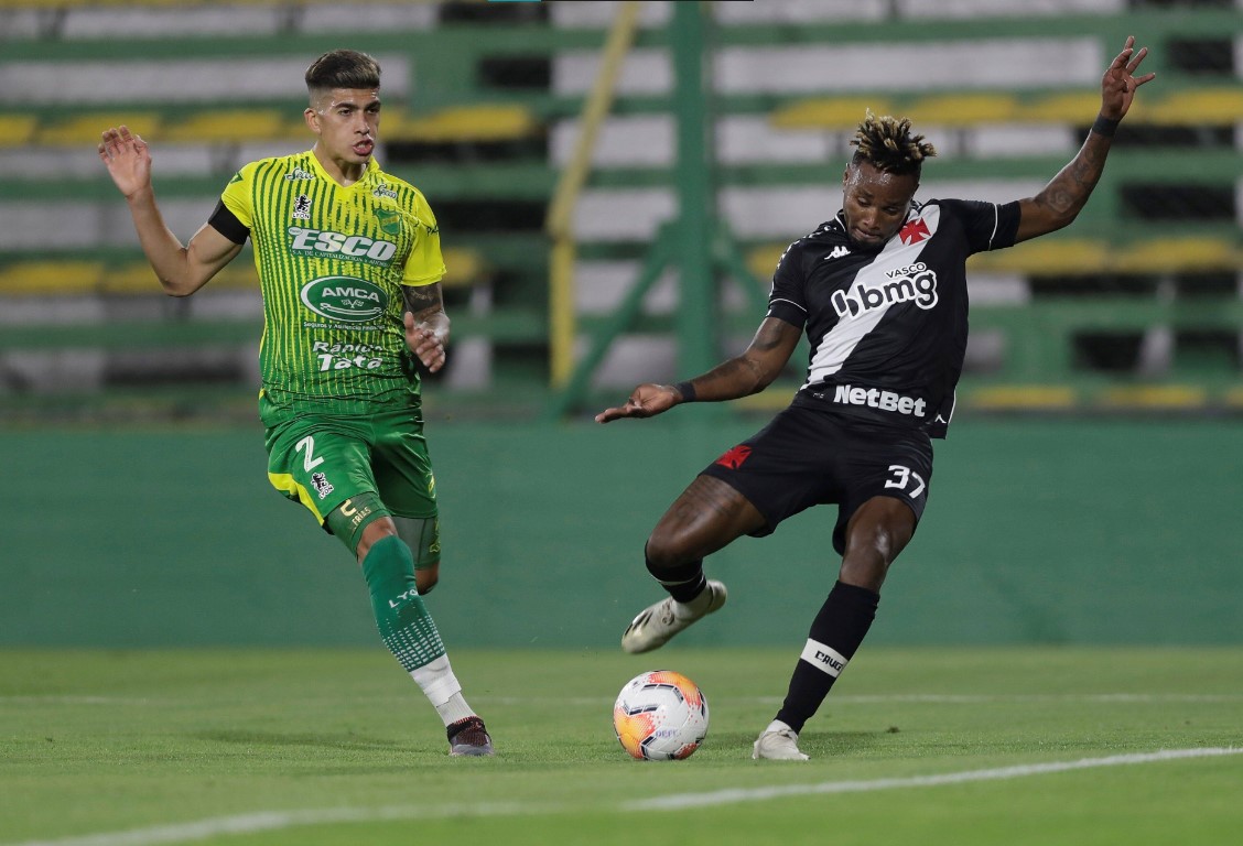Vasco suspende contrato com atacante Gustavo Torres.