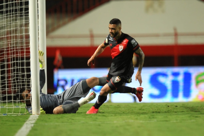 Wellington Rato, meia do Atlético-GO, fala sobre possível interesse do Vasco: ”Tenho certeza que mexe sim”