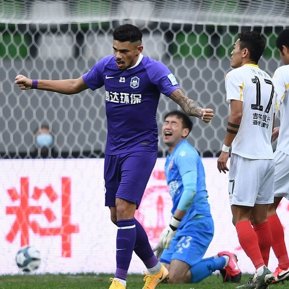 Em litígio com Tianjin Teda, Tiquinho Soares é oferecido ao Vasco e a outros clubes brasileiros