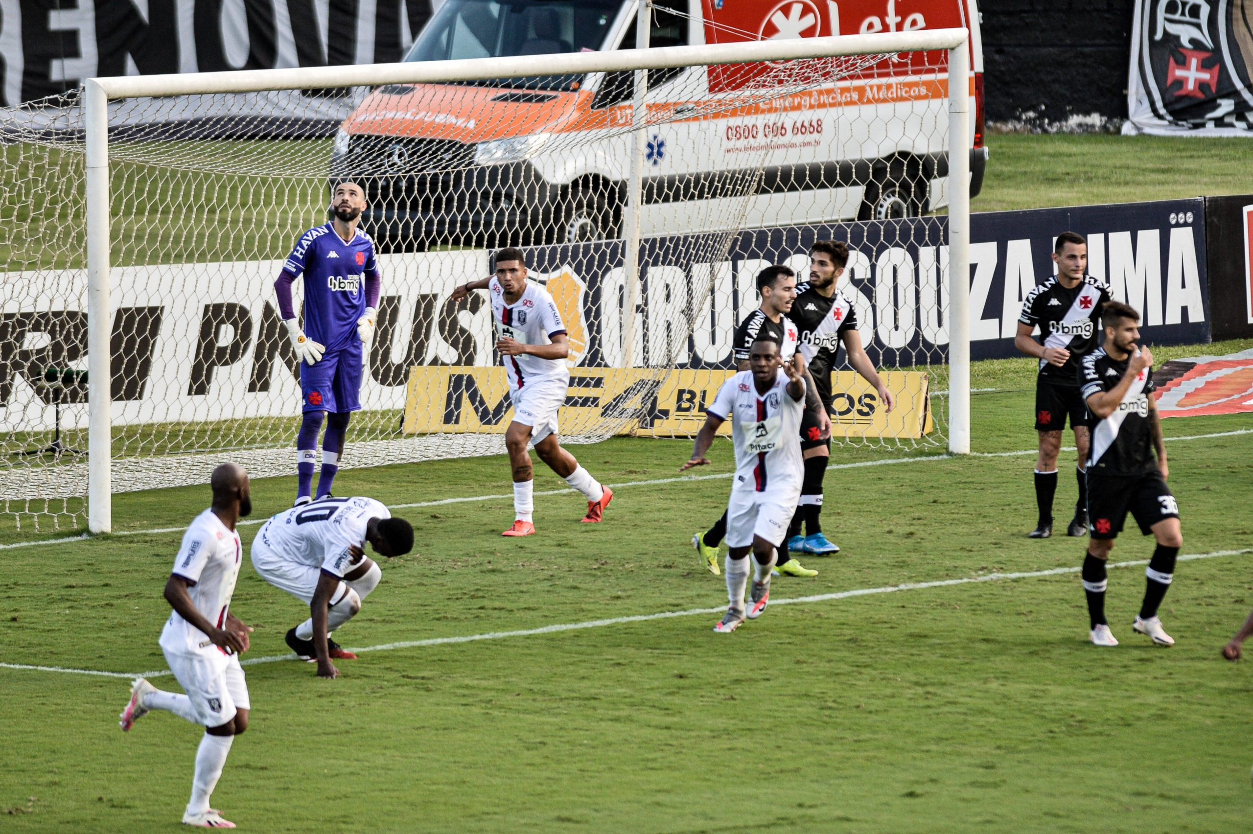 Mesmo com boa vitória, Vasco ainda sofre com sérios problemas defensivos