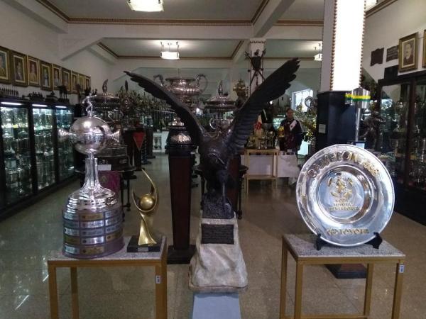 Por dívidas, ex-atletas do basquete do Vasco pedem penhora da Taça da Libertadores de 1998