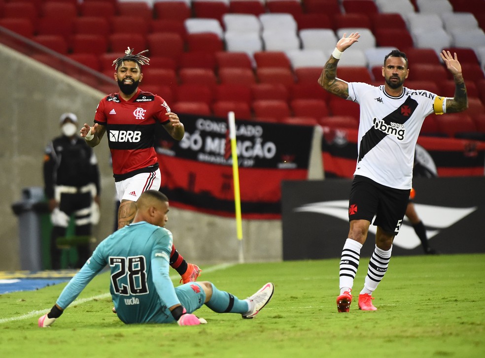 Após melhor partida no profissional, Lucão exalta a equipe do Vasco: “Foi uma atuação perfeita do time”