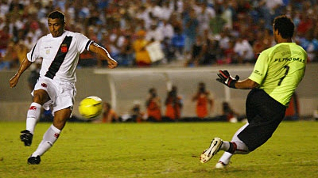 Romário lidera ranking de artilheiros do Vasco no Clássico dos Milhões neste século; veja lista completa