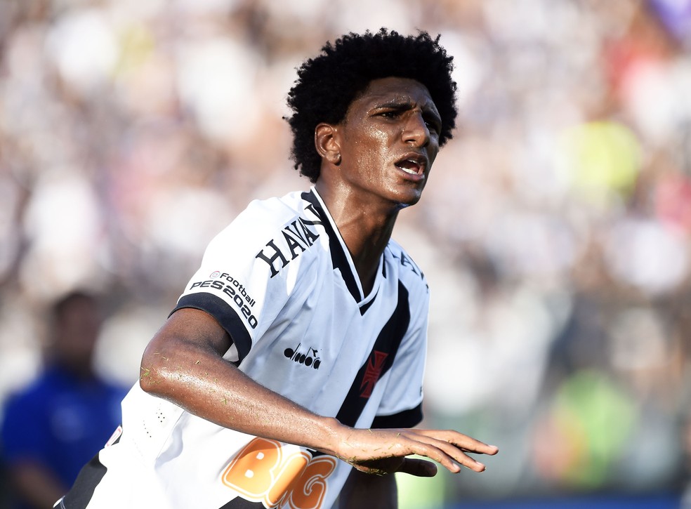 Traição, pagode e mulheres: Talles Magno participa de festa clandestina do goleiro Hugo Souza, que resultou em término de noivado; entenda