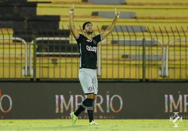 Após hat-trick, Tiago Reis esclarece que o posicionamento e os treinos de finalização foram fundamentais na hora dos gols