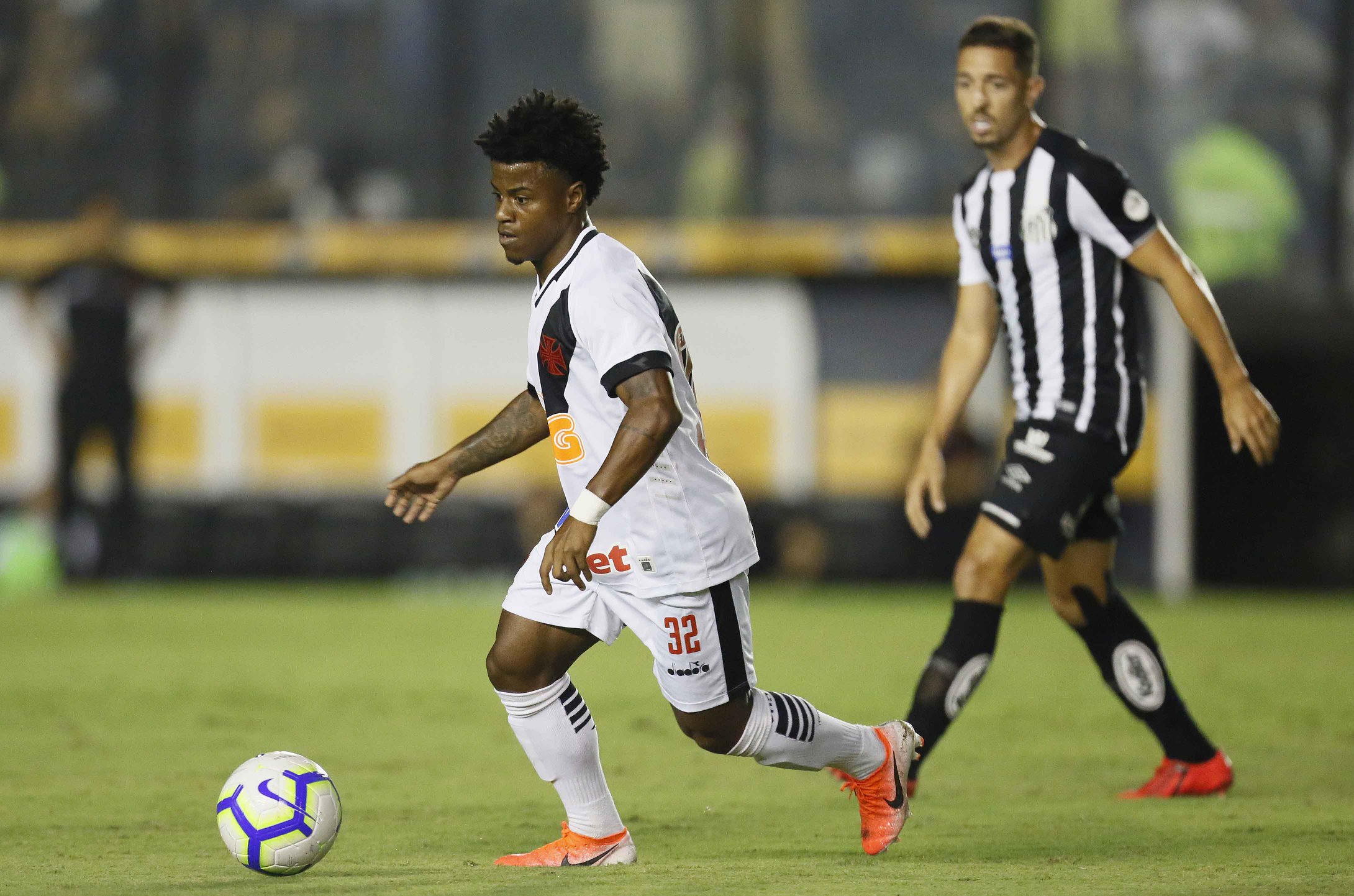 Ficam ou saem: o “pacotão” de jogadores do Vasco para o Goiás é esclarecido