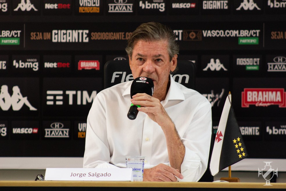Jorge Salgado liga para o presidente da FERJ, sobe o tom, mas não recebe explicações sobre o adiamento do clássico