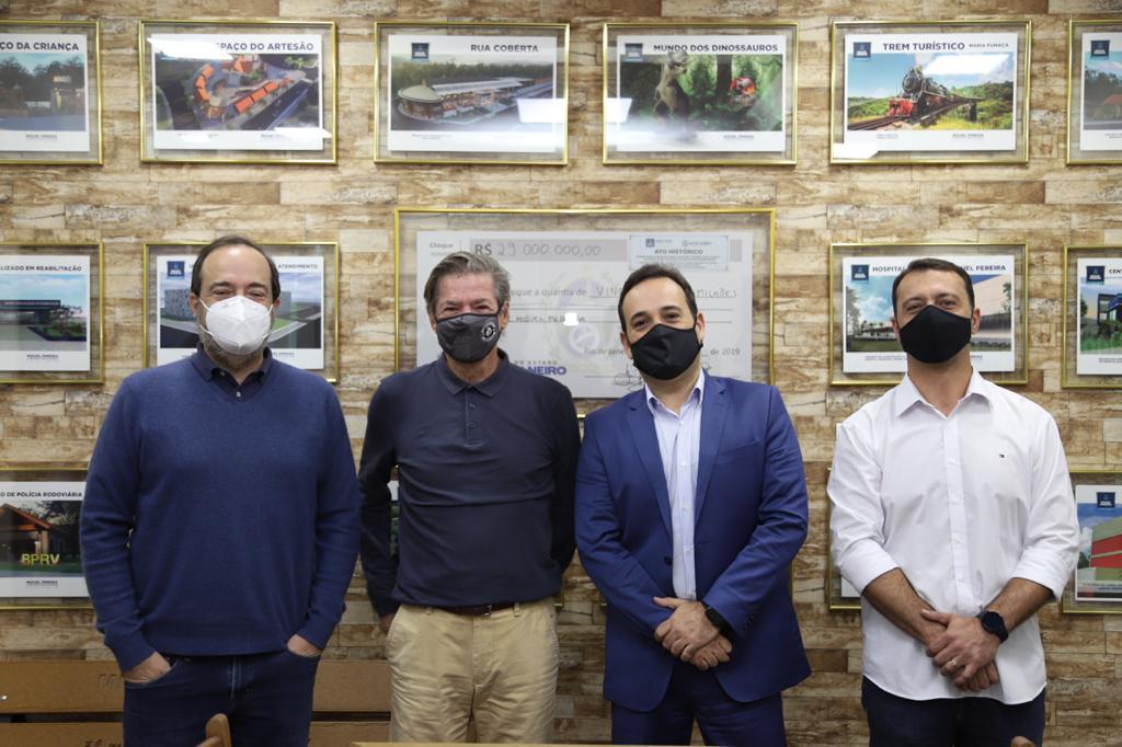 Representantes de Vasco e da cidade no primeiro encontro