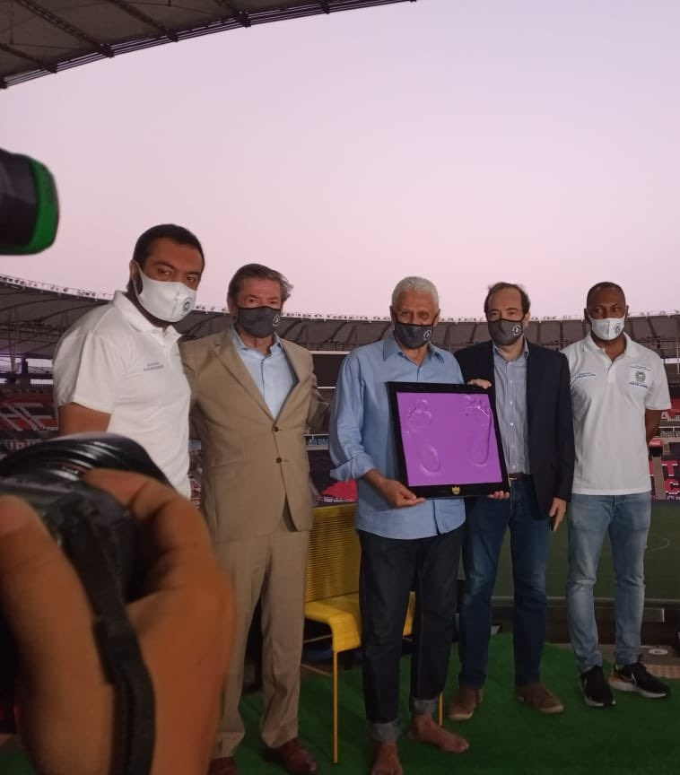 Ao lado de Salgado, Roberto Dinamite eterniza os pés na calçada da fama do Maracanã