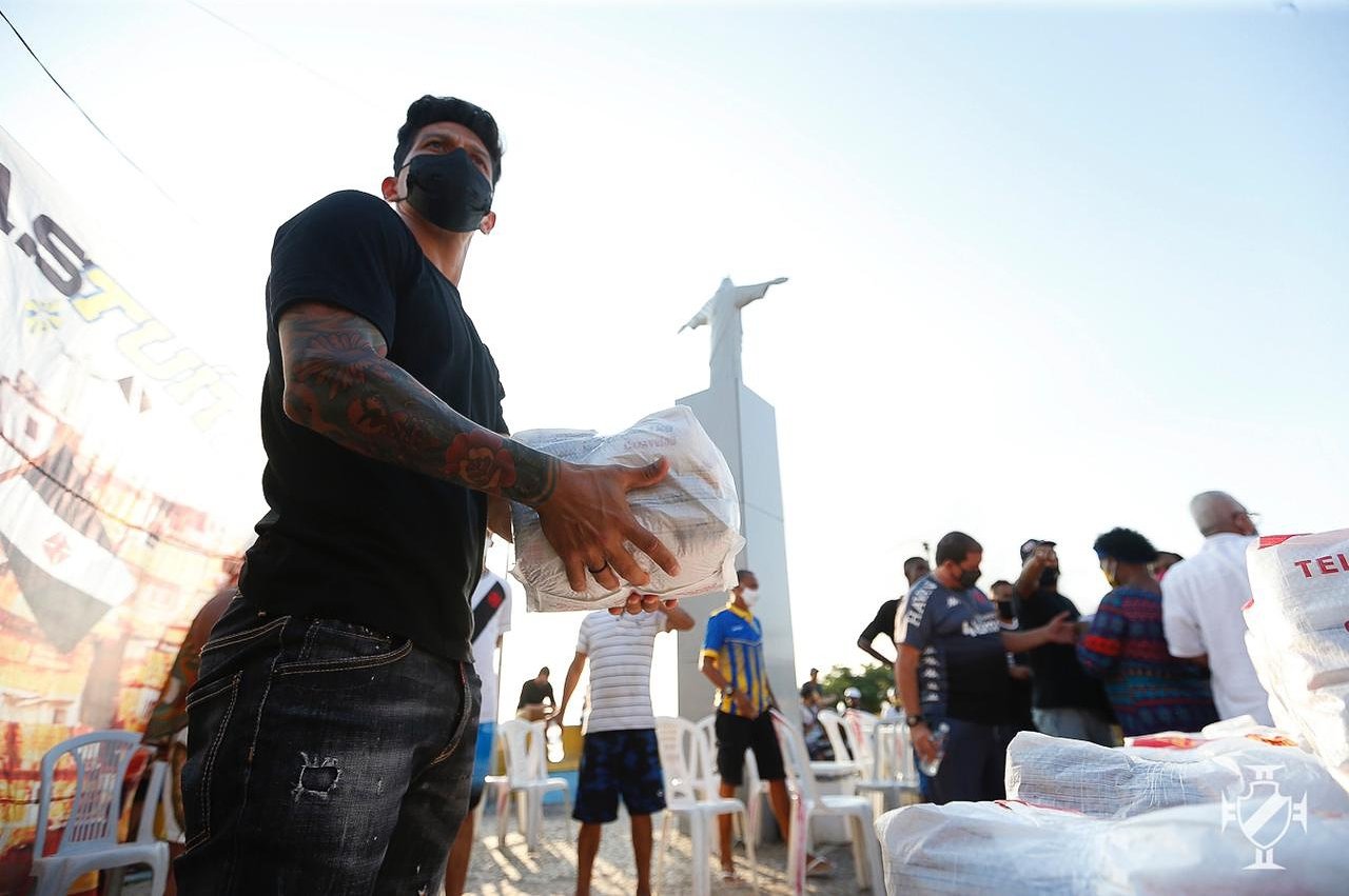 Craque! Germán Cano entrega cestas básicas na comunidade do Tuiuti