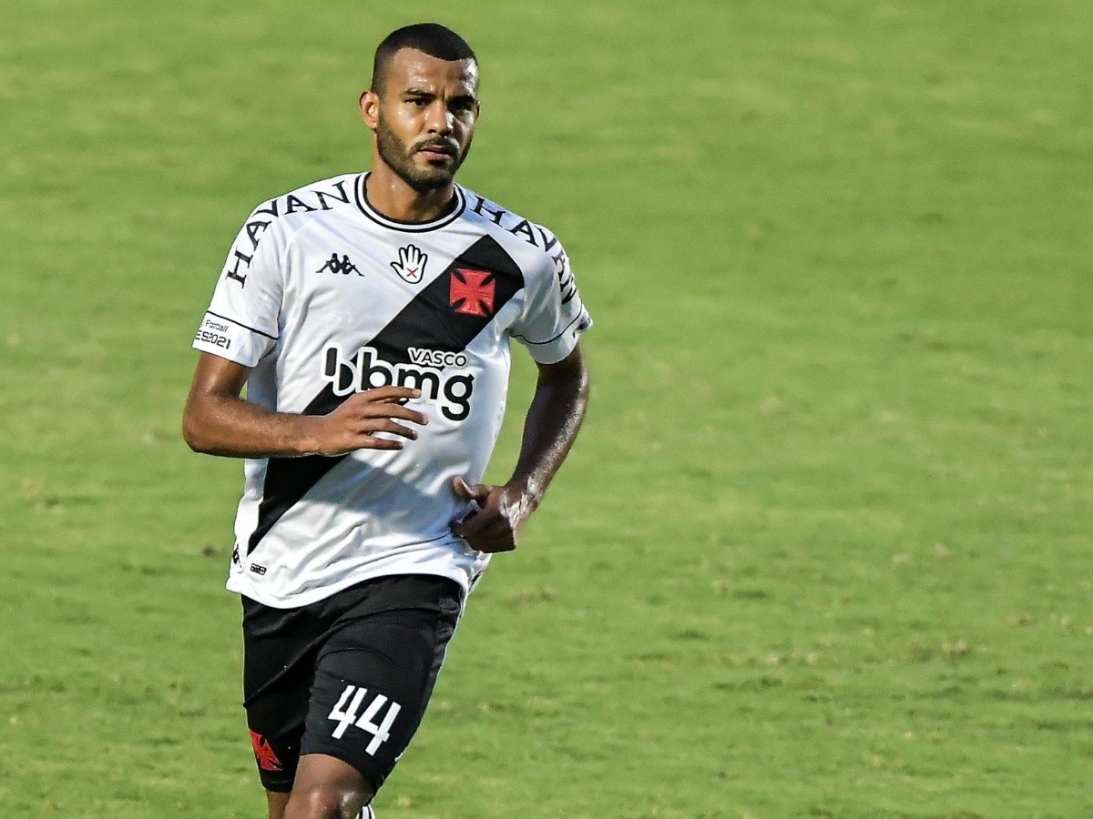 Ernando abre o jogo, fala sobre o favoritismo do Vasco na Série B e sua condição física para atuar contra o Botafogo: ”Estou à disposição”