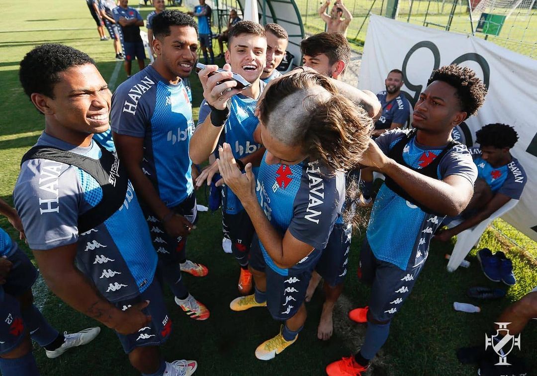 Foto: Jogadores do Vasco levam trote e têm cabelo raspado