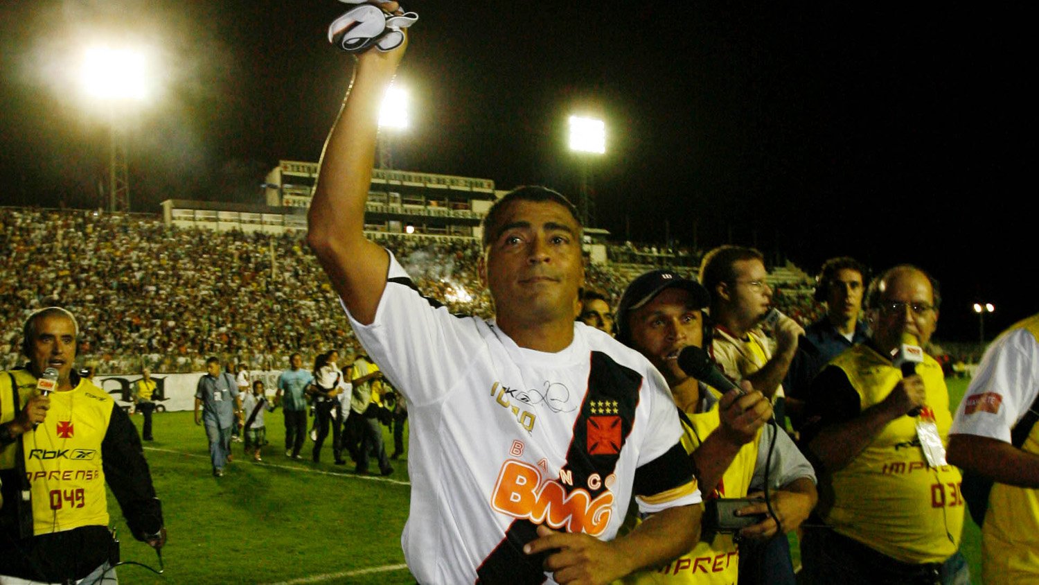 Romário comemorando o milésimo gol em sua carreira