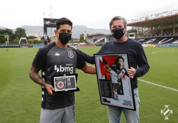 Cano recebe como homenagem por ser o estrangeiro com mais gols pelo Vasco no século 21
