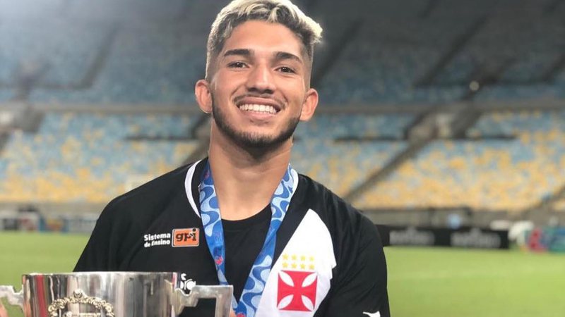 Vasco inicia conversa para renovação de contrato do Andrey