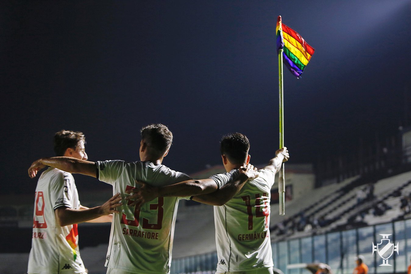 Árbitro diz o motivo do cartão amarelo a Germán Cano após comemoração histórica com bandeira LGBTQIA+