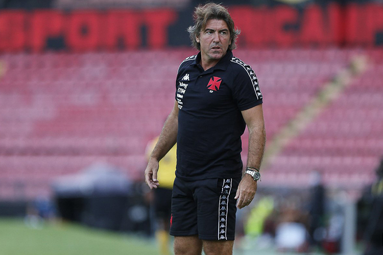 Ricardo Sá Pinto diz que deu dinheiro do bolso a jogador por salários atrasados