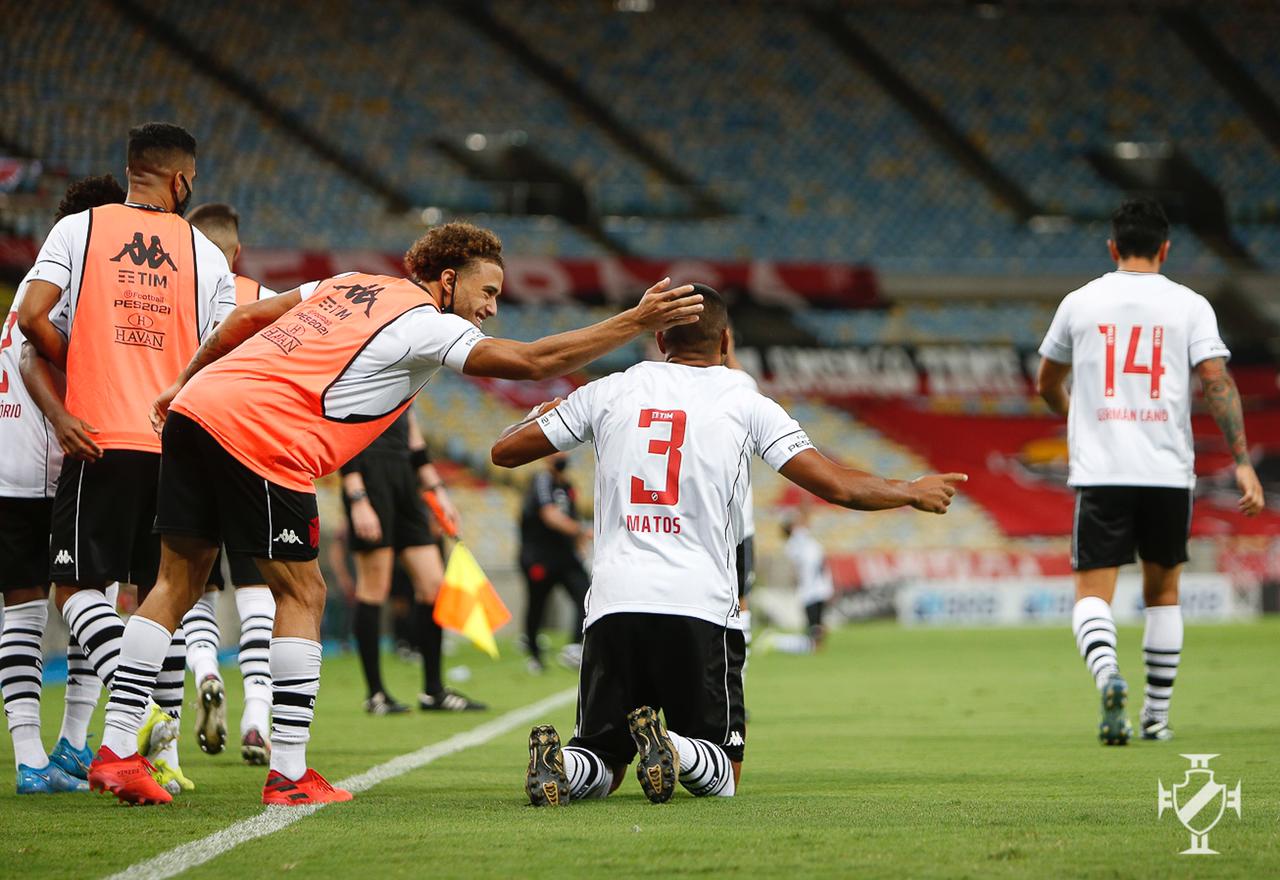 Léo Matos e Cano em partida contra o Flamengo