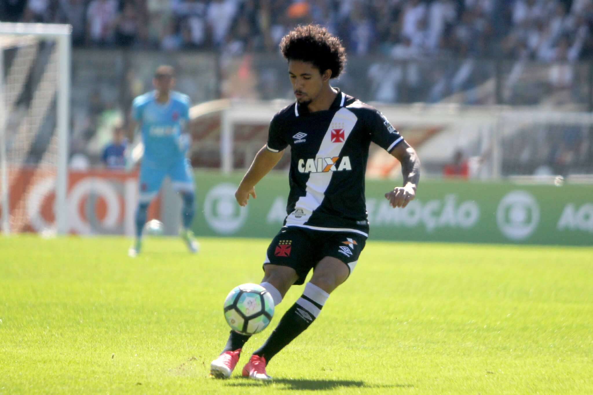 Segundo BBC, Douglas Luiz está na mira da Roma; Vasco fica de olho em possível negociação