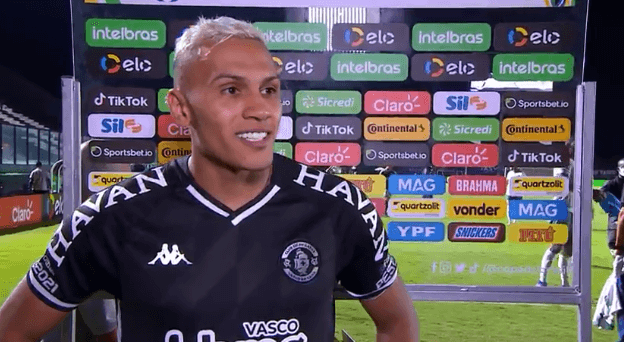 Destaque do Vasco na partida, Léo Jabá fala sobre assistências e lance polêmico