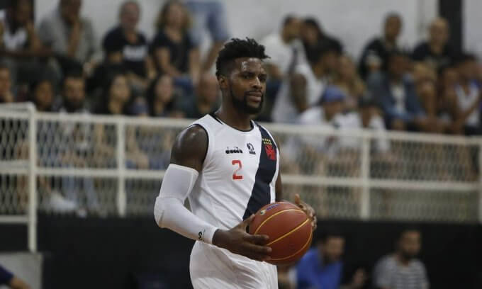 Juiz revoga penhora do troféu da Libertadores após o Vasco depositar parte da dívida com Nick Okorie