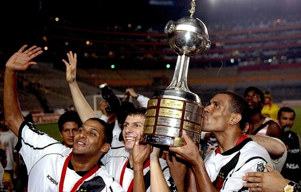 Justiça determina penhora da taça da Copa Libertadores vencida pelo Vasco