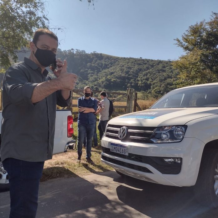 Dirigentes do Vasco observando terreno na cidade