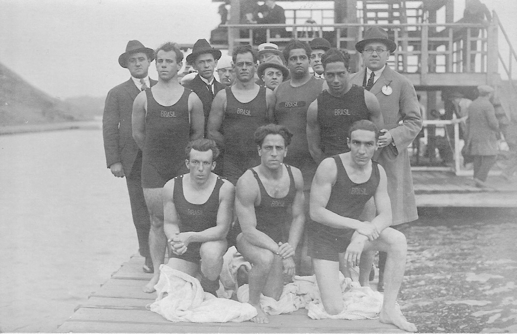 Angelo Gammaro está ajoelhado no centro da imagem (Foto: UFRGS)