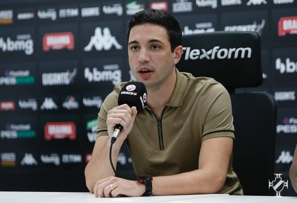 Alexandre Pássaro durante coletiva no CT do Vasco