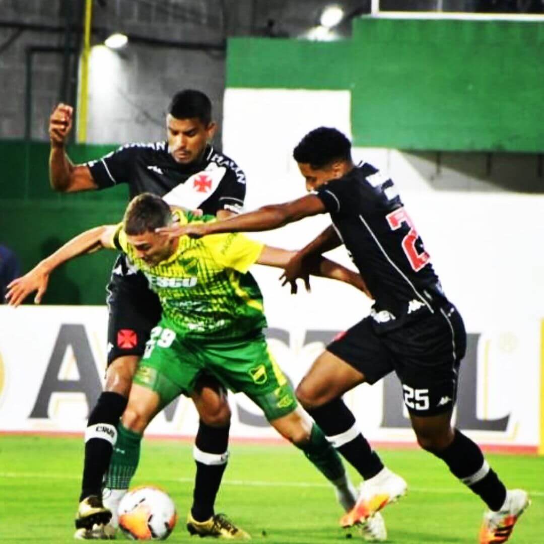 Miranda e Léo Matos podem atingir marca de 50 partidas pelo Vasco nesse final de semana