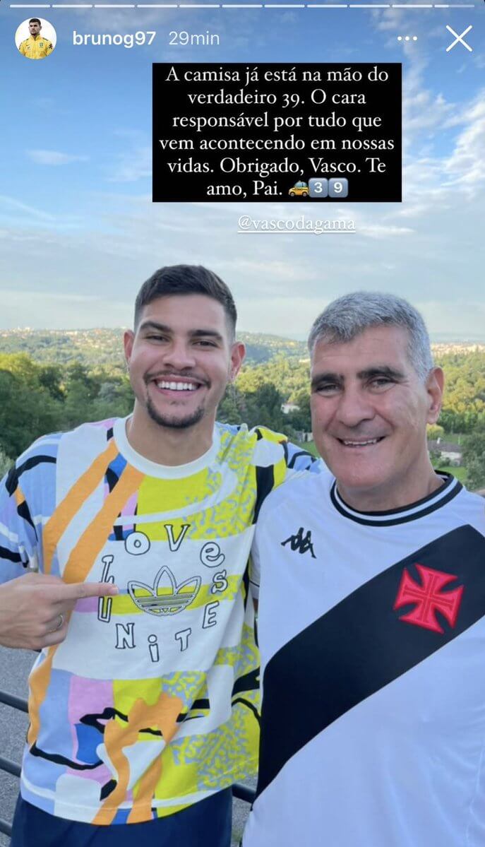Vasco presenteia pai de Bruno Guimarães com camisa