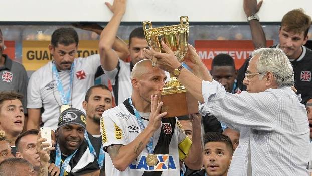 Campeão carioca pelo Vasco, Guiñazú completa 43 anos