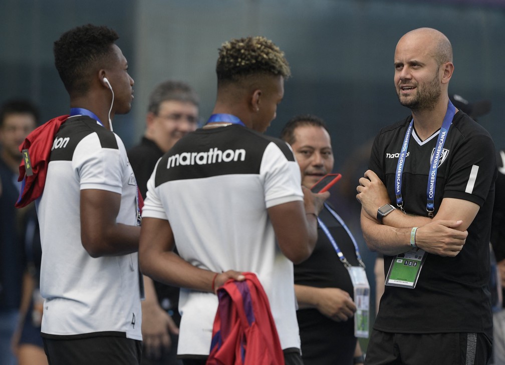 Ex-técnico de Jhon Sánchez diz que atacante 'precisa de apoio e carinho para poder render a um alto nível'