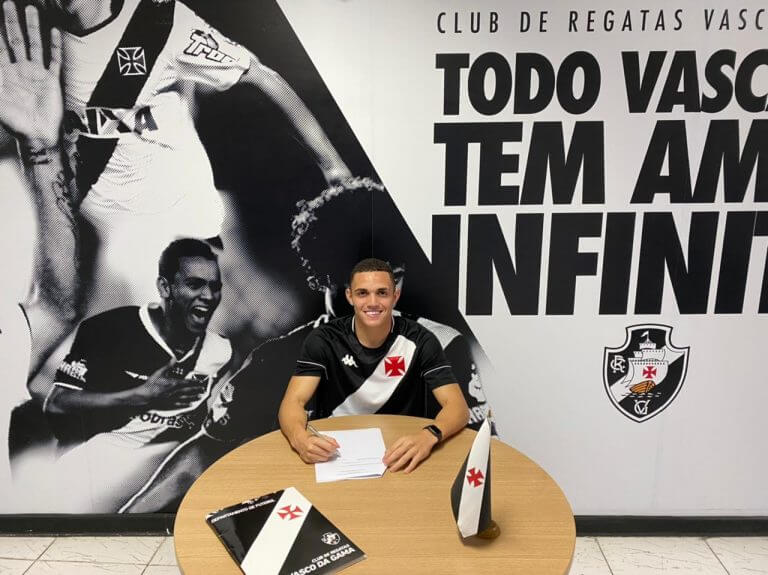Marcelinho assinando contrato com o Vasco