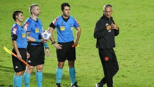 Zeca pede explicação de árbitro: ”Bota o juiz para dar entrevista após o jogo”