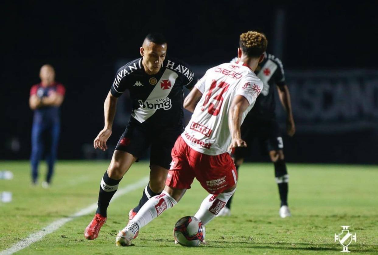 Com gol do Léo Jabá, Vasco vence Vila Nova em São Januário e entra no G4 pela primeira vez