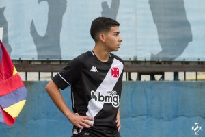 Gustavinho com a camisa do Vasco