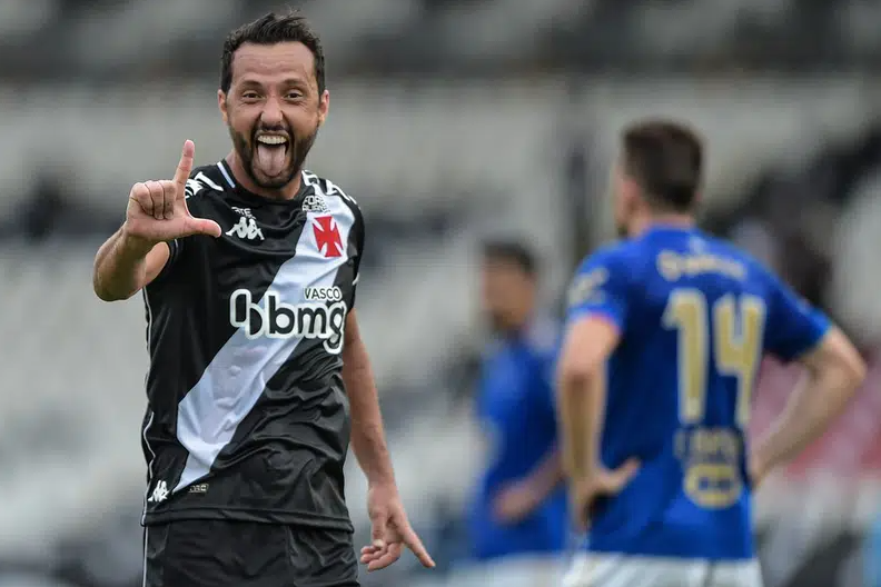 Nenê admite vontade de renovar com o Vasco: ”Claro, por que não?”