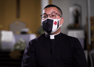 Padre que viralizou na internet visita São Januário